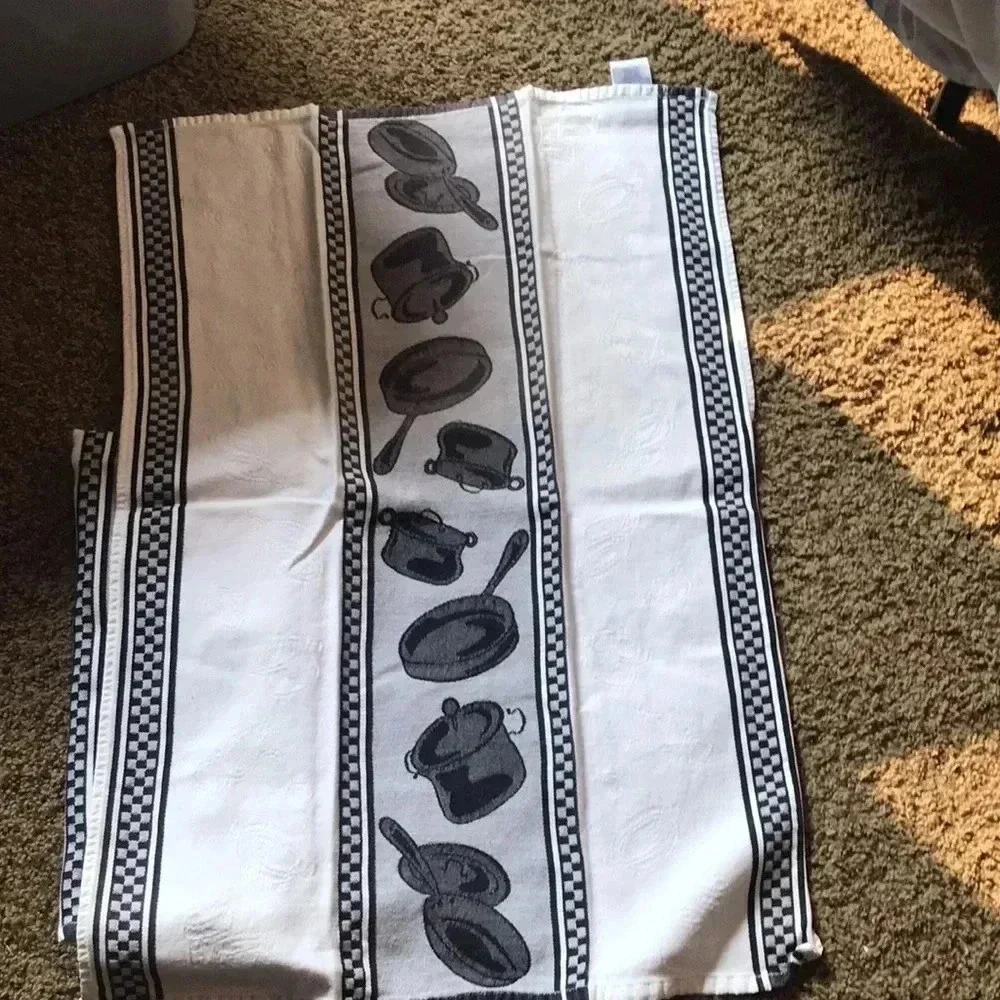 Set of‎ black/white 2 hand towels/ 2 placemats